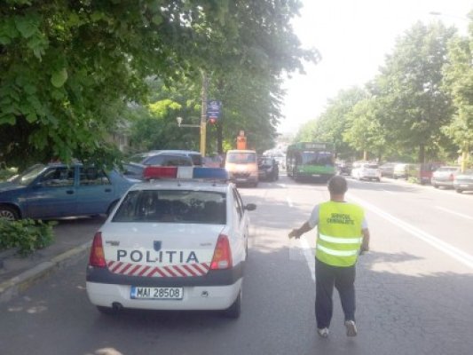Incident ca-n filmele cu proşti: jeep strivit de o autoutilitară